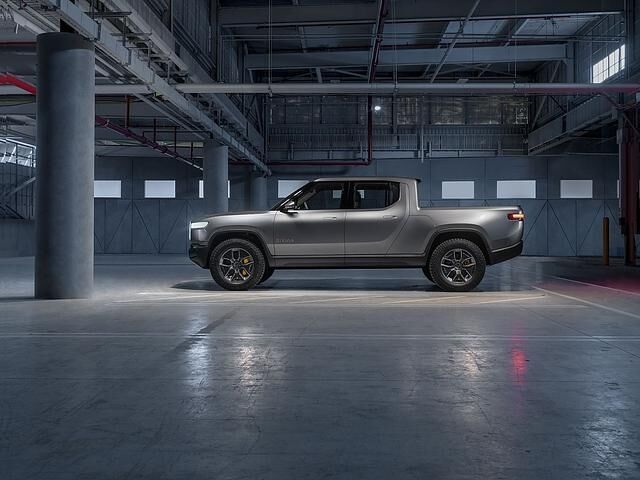 Beim Rivian R1T kann auch vorne unter der \"Motorhaube\" Gepäck verstaut werden