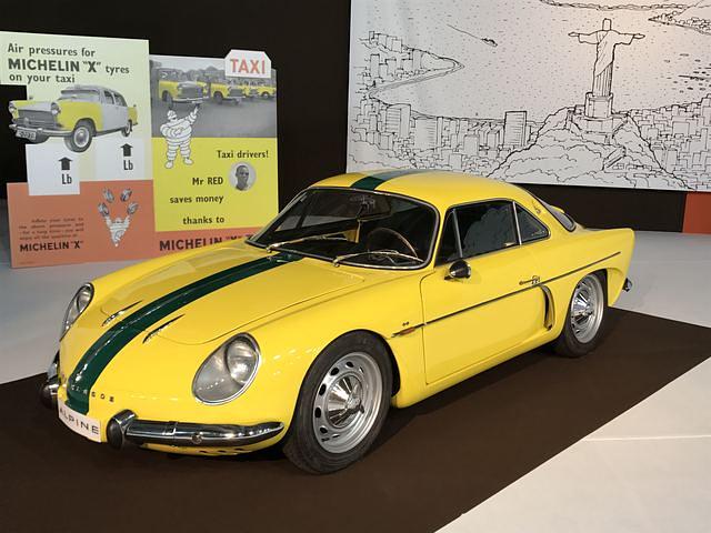 Alpine A108 mit hinter Glas liegenden Scheinwerfern und Kunststoffkarosserie