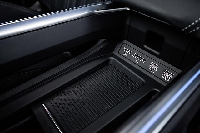 Die Mittelkonsole im Audi e-tron fällt ungewont breit aus