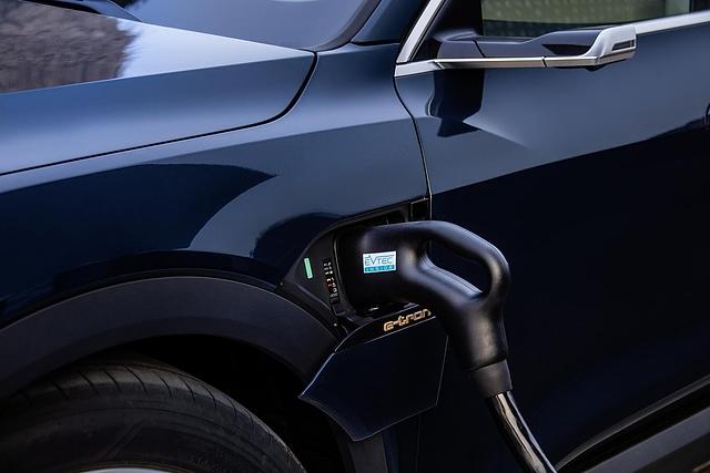 Hinter einer Klappe verbirgt sich der Stromanschluß des Audi e-tron