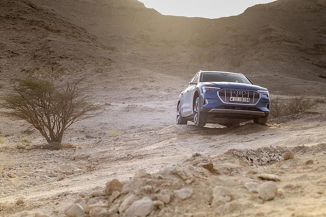Der Audi e-tron ist auch eingeschränkt geländegängig