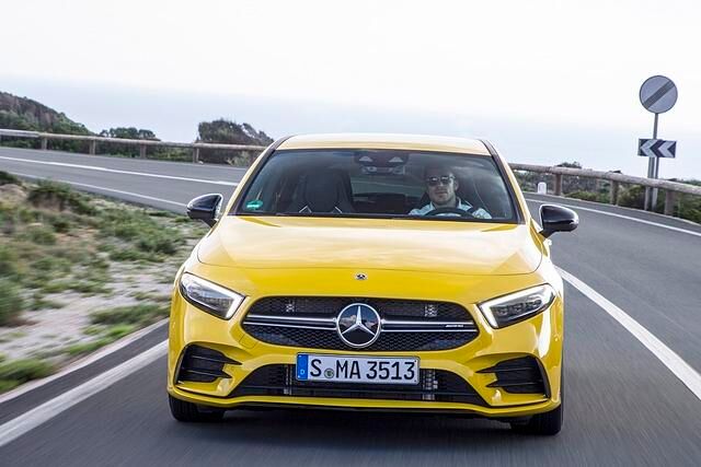 Auf der Querspange des Kühlergrills kündet ein kleiner AMG-Schriftzug vom gehobenem Leistungsniveau
