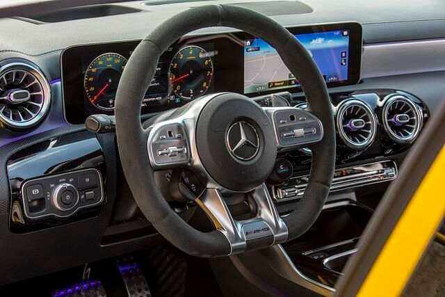 Sportlich, edel und hochmodern: Der Arbeitsplatz im Mercedes-AMG A 35 4Matic