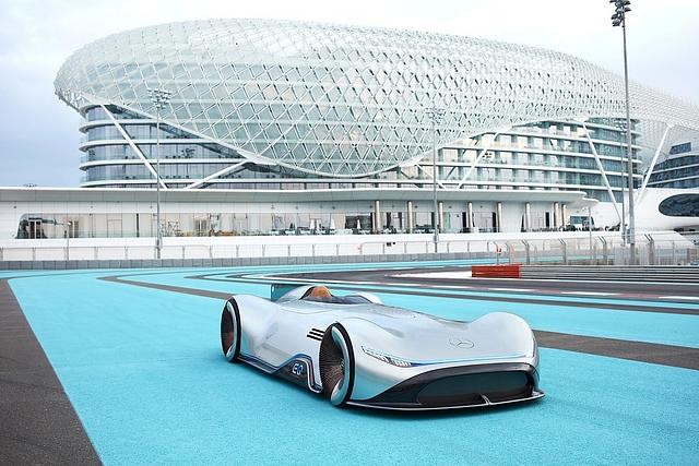 Der Mercedes Vision EQ Silver Arrow auf der Rennstrecke in Abu Dhabi