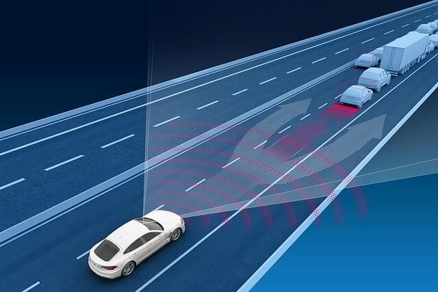 Bieten sich Alternativen, kann der Staukollisionsverhinderer von ZF auch automatisch auf eine andere Spur ausweichen