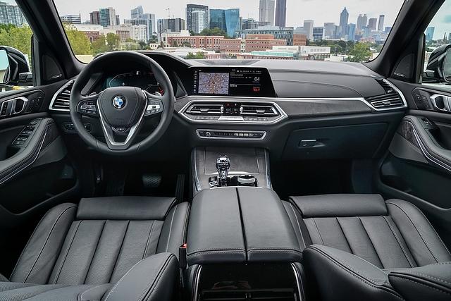 BMW-Cockpit mit breiter Mittelkonsole