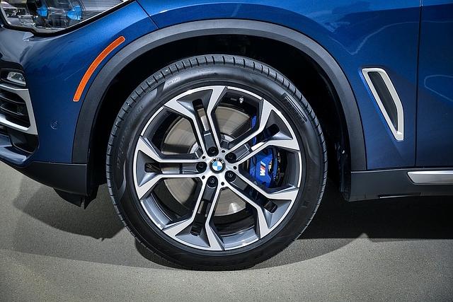 Der BMW X5 40i hat 21 Zoll Walzen untergeschnallt