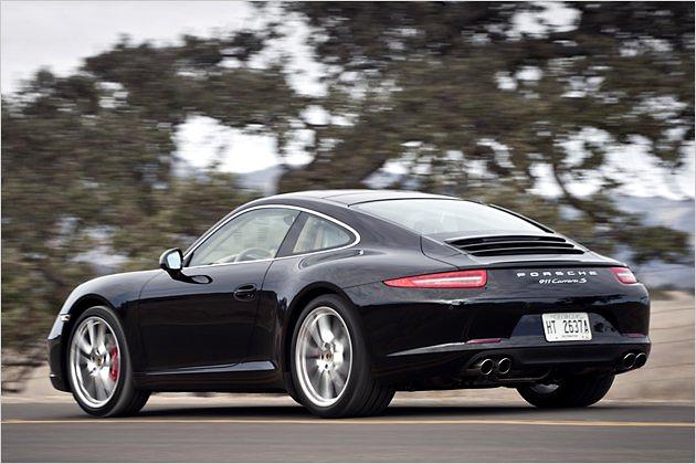 Der Porsche 911 Carrara S erreicht mit Schaltgetriebe eine Spitzengeschwindigkeit von 304 km/h