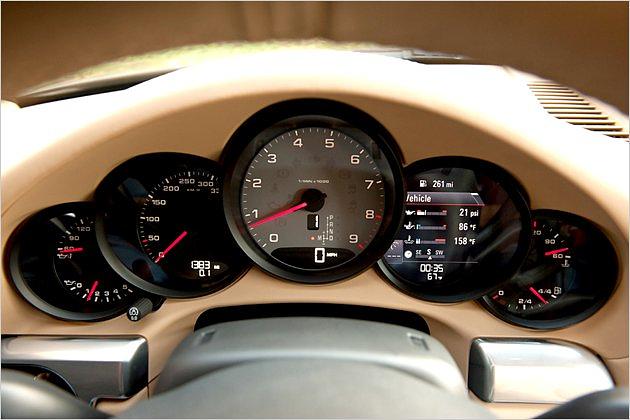 Ein Detail, das sich beim Porsche 911 wohl nie ändern wird: Der Drehzahlmesser sitzt in der Mitte der fünf Rundinstrumente