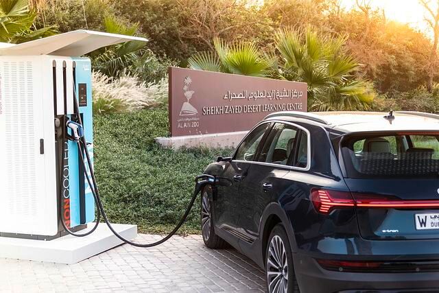 Geladen werden kann – abgesehen von der starken Rekuperation, die hauptsächlich zum Bremsen genutzt wird – zuhause an der 230-Volt-Steckdose mit 2,3 kW und an einer Starkstromdose mit 11 kW Leistung