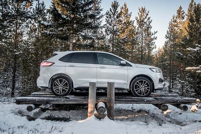 Das  “Total Traction System”  misst permanent die Haftung der Reifen auf der Straßenoberfläche und sorgt dann variabel für den optimalen Drehmomentübergang zwischen den vier Rädern