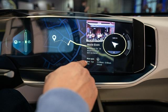 Das Infotainmentsystem kommt ohne Knöpfe und Schalter aus