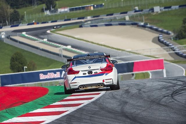 Beim BMW M4 GT4 Rennsporttraining kommt es auf jeden Zentimeter an