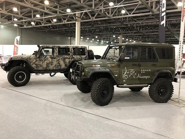 Militärvehikel sind beim Moskauer Autosalon in