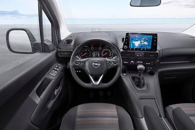 Das Cockpit ist im Opel-Stil gehalten 