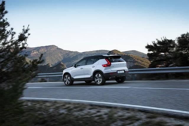Der serienmäßig mit einem manuellen Sechsgang-Getriebe ausgerüstete XC40 lässt sich erstaunlich schaltfaul fahren, sobald sich die Nadel des Drehzahlmesser der 1.500er-Marke nährt, zieht er artig an