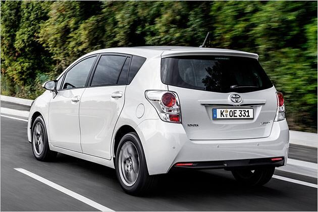 Bei den Rücklichtern änderte Toyota die Farbe der mittleren und äußeren Leuchten