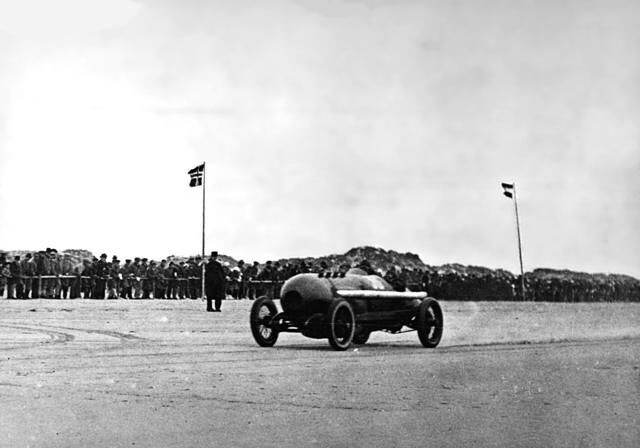 Mit dem Opel fuhr Rennfahrer Carl Jörns bei den Strandrennen der Nachbarinsel Fanö zahlreiche Siege ein und einen Geschwindigkeitsrekord von 228 km/h