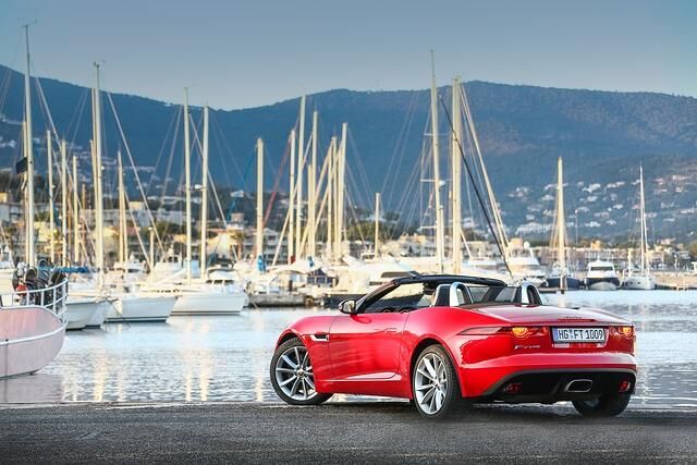 Der Vierzylinder-Motor passt gut ins Cabrio