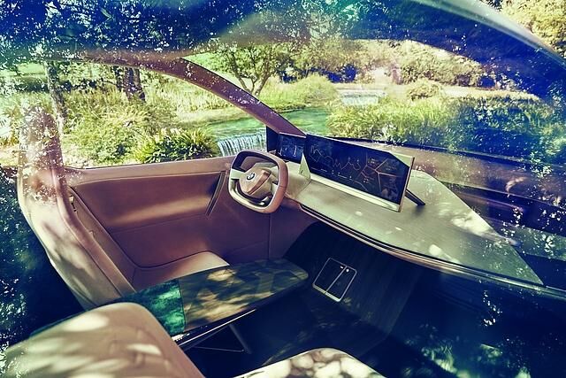 BMW iNext 2021 - nur zwei kleine Displays im Innenraum