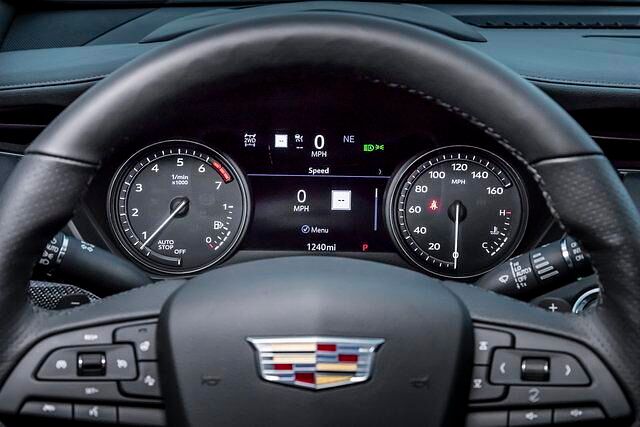 Wo alle Welt auf digitale Cockpits setzt und Cinemascope-Bildschirme einbaut, schraubt Cadillac noch zwei vergleichsweise schlichte Rundinstrumente hinters Lenkrad