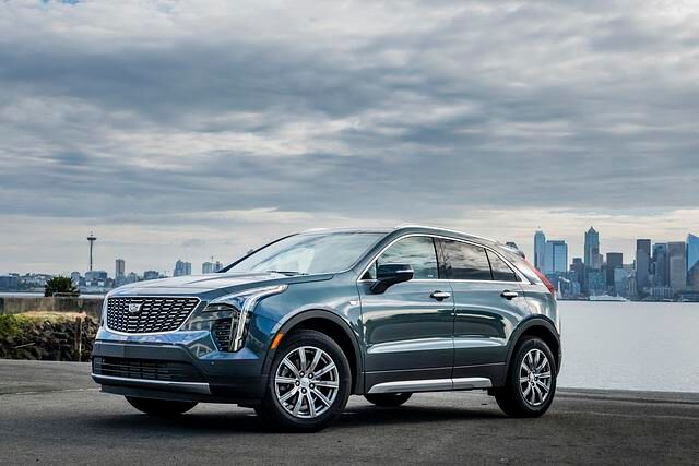 Denn Ab Ende 2019 nimmt Cadillac zu Preisen ab etwa 35.000 Euro Bestellungen für ein Auto entgegen, das für Cadillac eher untypisch ist, dafür aber umso besser ins Straßenbild passt: Den XT4