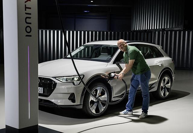 An einer 150 kW Station sind die Batterien des Audi e-tron innerhalb von einer halben Stunde gefüllt
