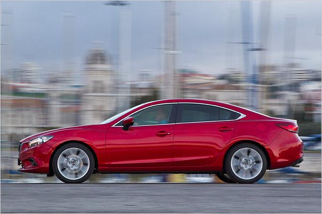 Geschwungene Linien und ein fast schon coupéhaft auslaufendes Dach: Der neue Mazda 6