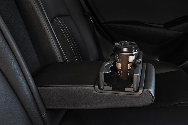 Rückbank im Mazda CX-3 2019: Armlehne mit Getränkehalter