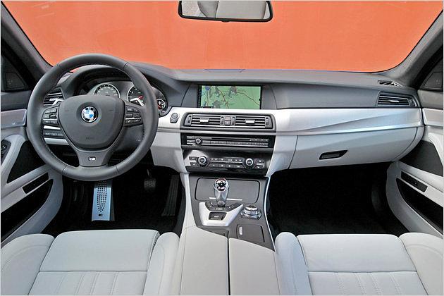 Im M5 gibt es für Fahrer und Beifahrer jede Menge Platz