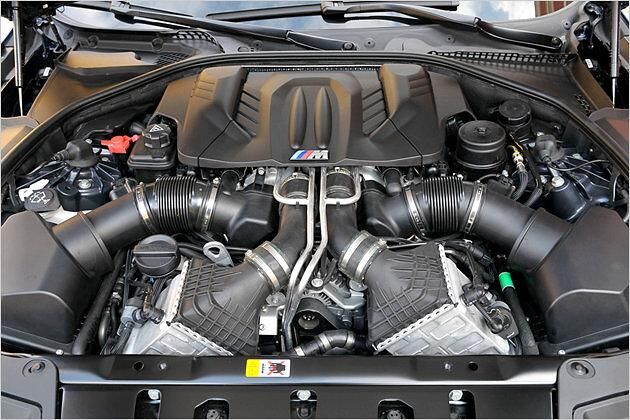 4,4-Liter-V8 mit Biturbo-Aufladung und Twin-Scroll-Technik: Das 560-PS-Aggregat geht effizient zu Werke