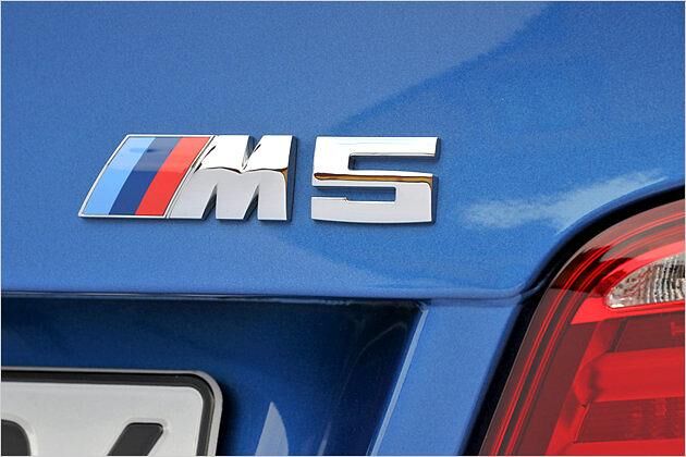 Der M5-Modellschriftzug am Heck der Limousine