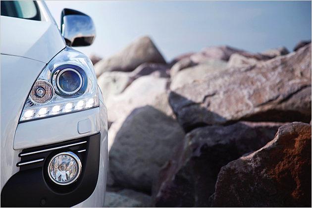 LED-Tagfahrlicht und Nebelscheinwerfer sind beim 3008 HYbrid4 Serie