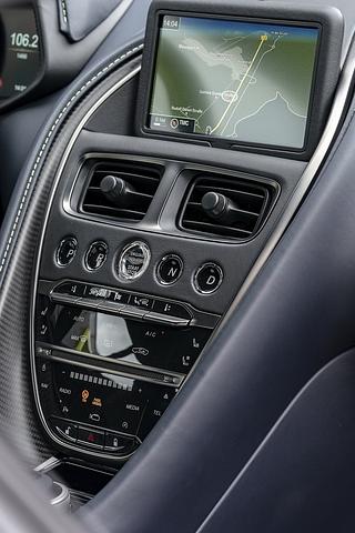 Aston Martin DB11 AMR - Bedienmodule aus dem Hause Aston Martin treffen auf Daimler-Technik