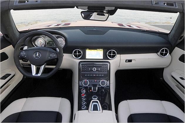 Das Interieur des SLS AMG Roadster ist bereits in der Basisversion hochwertig - was man angesichts des hohen Kaufpreises aber auch erwarten kann