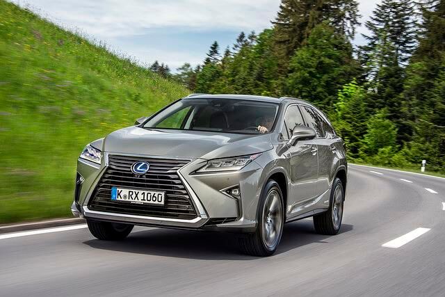 Die Hybrid-Technik ist bekannt: Ein 3,5-Liter-V6-Benziner wuchtet 193 kW/262 PS auf die Kurbelwelle, die E-Motoren werfen 123 kW/167 PS (vorn) und 50 kW/68 PS (hinten) in die Waagschale
