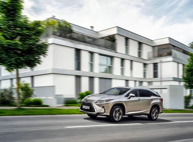 Die Entscheidung für den Motor nimmt Lexus den Kunden der Langversion ab: Sie ist ausschließlich in der Hybrid-Version 450h erhältlich