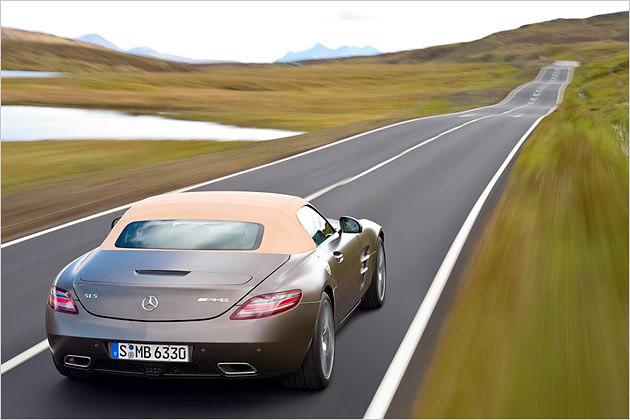 Der SLS Roadster in der Sonderlackierung "AMG Monza grau Magno", die gegen 4.484 Euro Aufpreis auf die Aluminium-Karosserie gespritzt wird