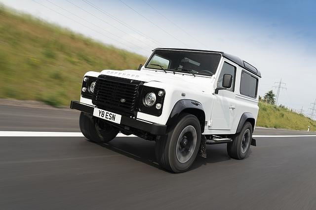 Nach 5,6 Sekunden erreicht der Land Rover Defender Works V8 Landstraßentempo