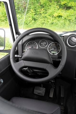 Den Defender V8 gibt es als kurzen Dreitürer oder als langen Fünftürer jeweils in einer ziemlich individuellen Farbpalette und Ausstattungsvielfalt