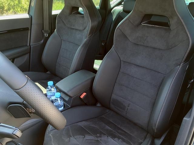 Auf den Sportsitzen im Cupra Ateca lassen sich auch lange Strecken ermüdungsfrei aushalten