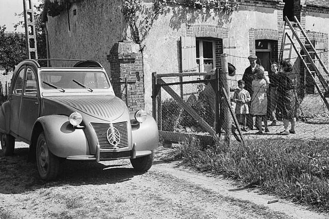 Citroen 2CV im Wellblech-Design