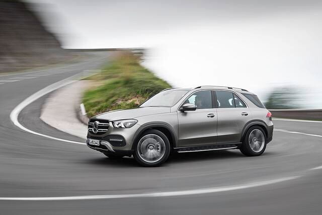 Über die genaue Länge des Ur-Vaters aller Edel-SUV schweigt sich Mercedes noch aus, die Fünf-Meter-Marke ist aber sicher näher gerückt