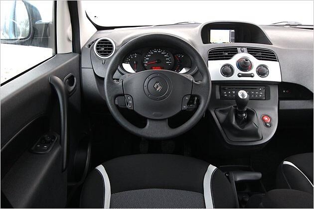 Das Display für die Audioanlage und das Navi sitzt in einem tiefen Schacht auf dem Armaturenbrett