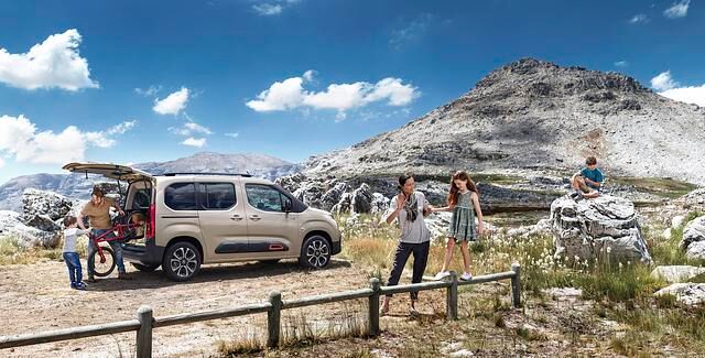 Im Vergleich zu den derzeit besonders gefragten SUV wirkt der hochbauende Franzose zudem verblüffend wuchtig