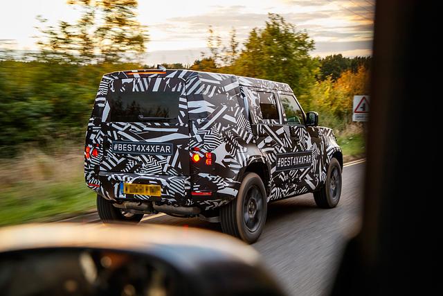 Eine geteilte Hecktür gewährt beim Prototypen Zugang zum Kofferraum. Auch in anderen Details, wie in den Fenster- und Türausschnitten zeigt der Geländewagen noch immer Ecken und Kanten