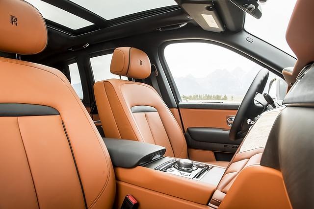 Rolls Royce Cullinan 2019 - auch vorne sitzt es sich überaus luxuriös