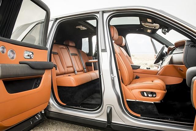 Rolls Royce Cullinan 2019 - die Türen öffnen wie bekannt gegenläufig