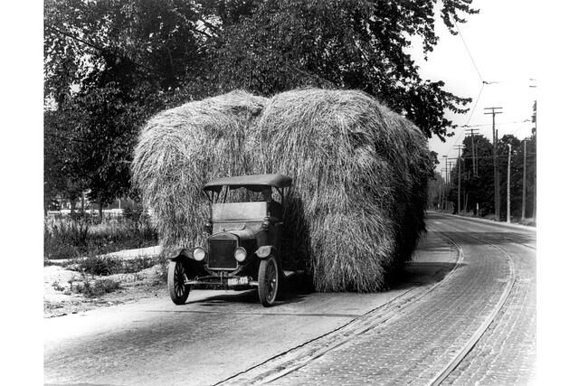 Ford Model T als Truck mit einer Ladekapazität von über 3.6 Tonnen Heu