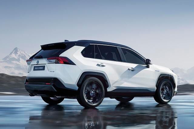 Dank neuer Plattform zeichnet sich der neue RAV4 unter anderem durch einen deutlich tieferen Karosserieschwerpunkt aus